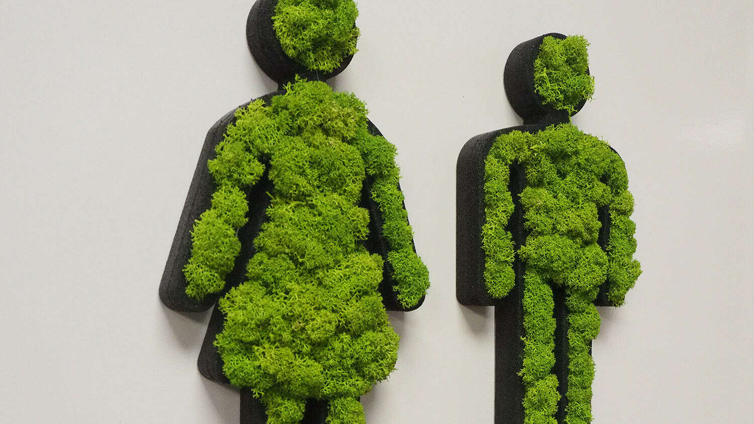 robimack meets Munich Hairculture | selfmade toiletsign with 'fake'-moss with man and woman logo