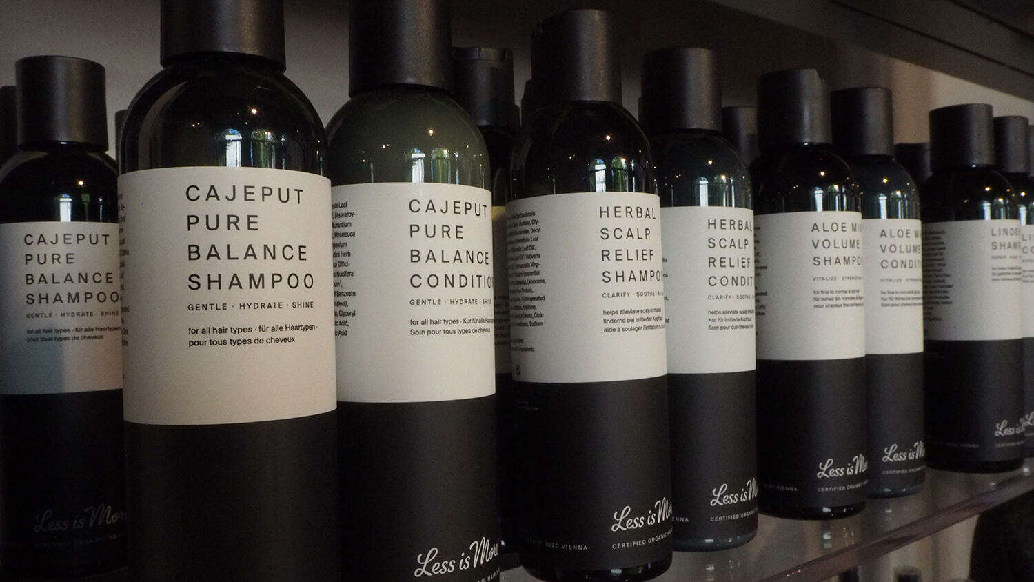 robimack meets Munich Hairculture | products - Less is More - shampoo and conditioner with recycled plastic bottles in the shelve